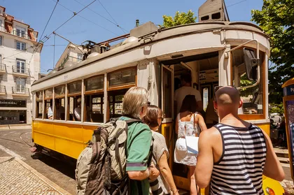 Lissabon Straßenbahn Nr. 28 Fahrt & Rundgang