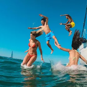 Taormina: Geführte Bootstour mit Snacks und Badestopp