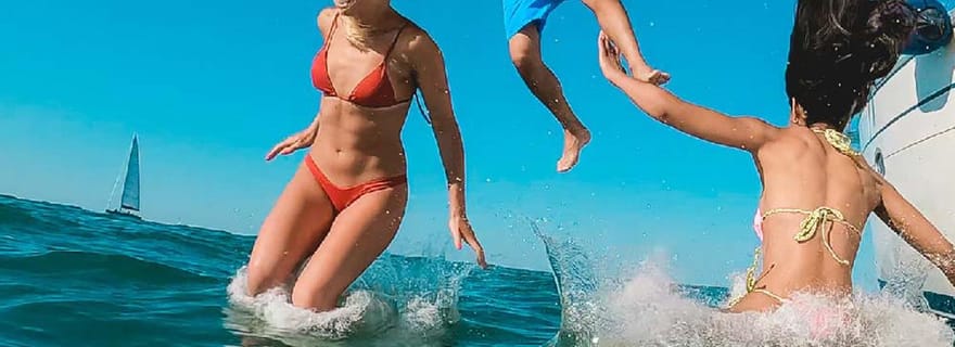 Apéritif à bord lors d'une visite privative de luxe