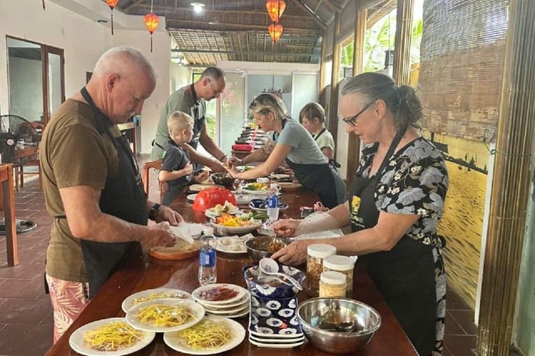 Tour del mercato, giro in barca a cesto e lezione di cucina con HangcoconutCompletamente funzionante