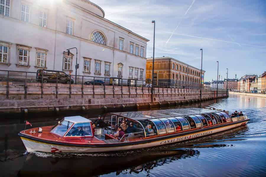 Kopenhagen: Kanalrundfahrt mit Guide. Foto: GetYourGuide