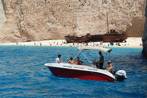 Schipbreuk en grotten privéboot met schipper