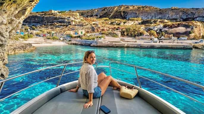 Gozo: excursão de barco particular de luxo até a Baía de Hondoq com mergulho com snorkel
