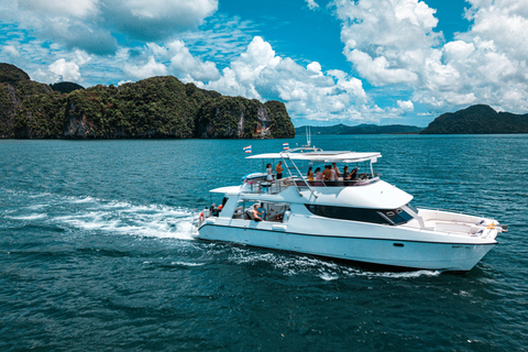 Phuket: James Bond i zatoka Phang Nga luksusowym jachtem o zachodzie słońcaSpotkanie przy molo (opłata za wstęp do parku narodowego wliczona w cenę)