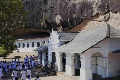 Kandy : Visite des grottes de Dambulla et du village de Hiriwadunna