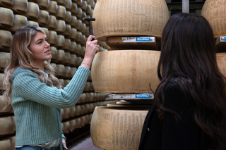 From Bologna: Parmigiano, Vinegar, and Wine Tour with Lunch