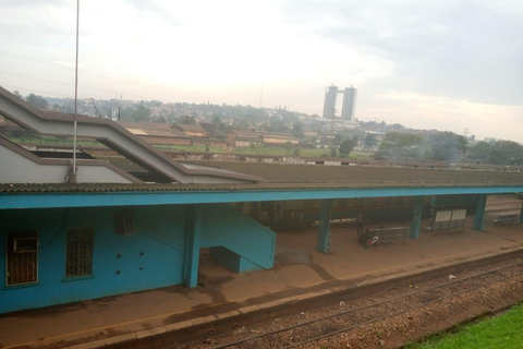 坎帕拉：乘火车前往穆科诺，参观市场Kampala: Train Ride to Mukono with Market Visit