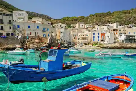 Da Palermo centro: Tour in barca di Favignana e Levanzo