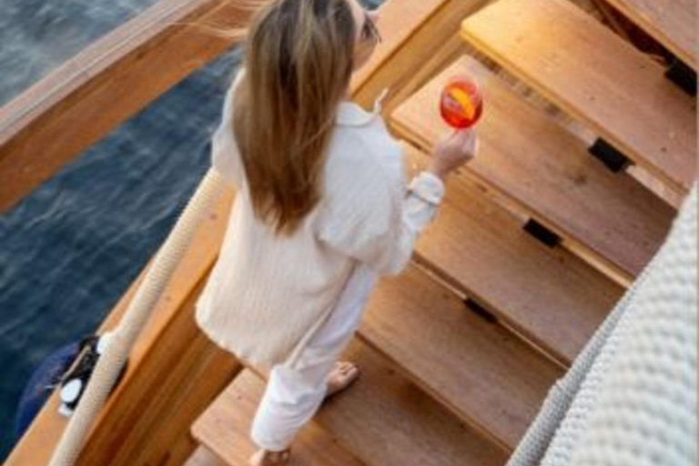 迪拜：日落与晚餐游轮之旅，乘“娜拉女士”号启航上层甲板