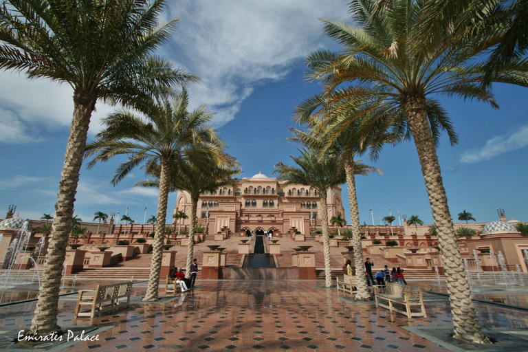 جولة ثقافية ميسورة التكلفة في أبو ظبي لمدة يوم واحدجولة ليوم واحد في أبو ظبي الثقافية مع مرشد سياحي