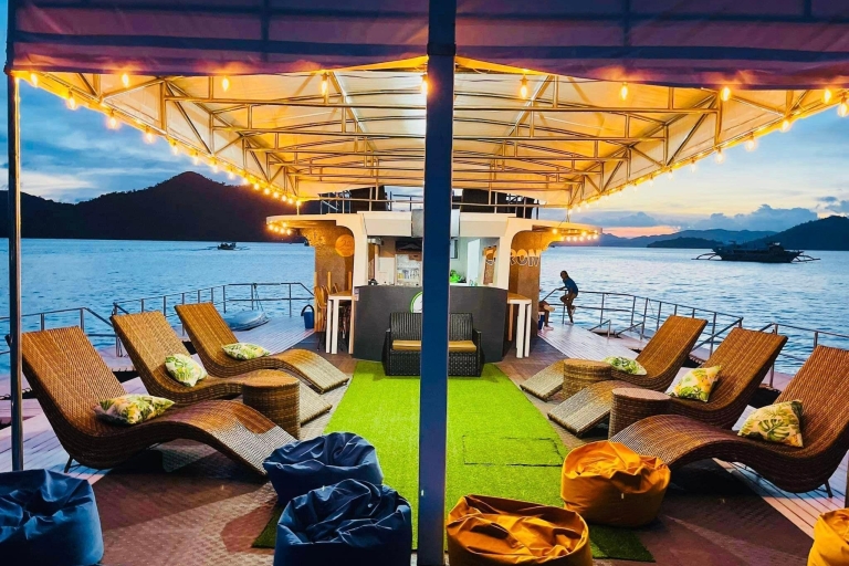 Excursión a la isla de Coron en catamarán de lujo: