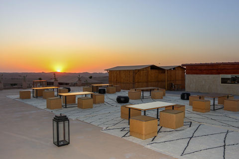 Agafay-Wüste: Quad-Bike, Mittagessen und BadeabenteuerTag in der Agafay-Wüste: Quadfahren, Mittagessen und Badespaß