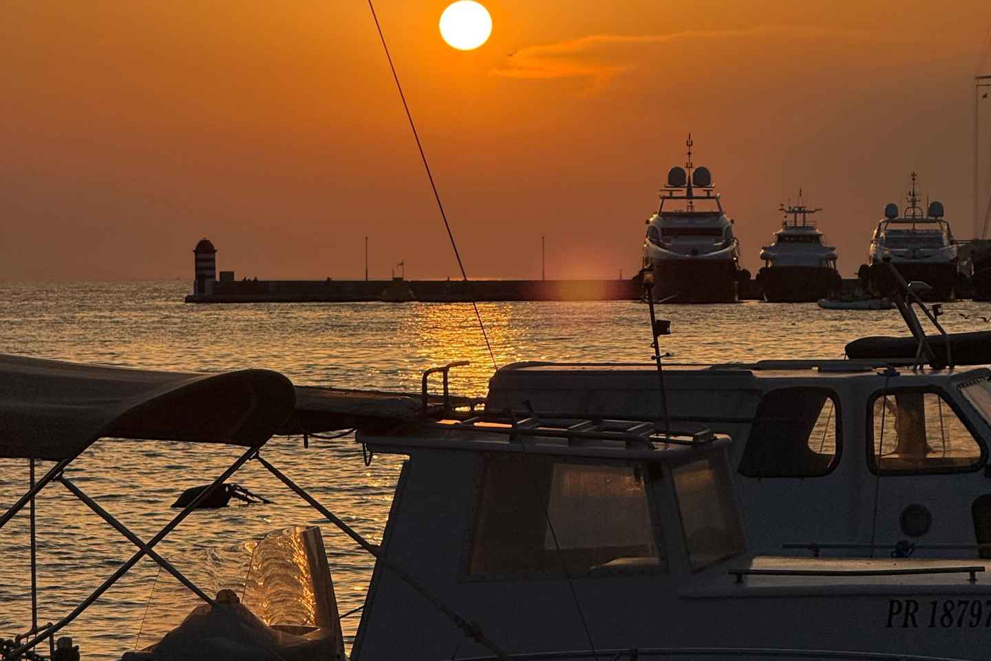 Paseo en Barco al Atardecer Romántico en Zadar con Champagne