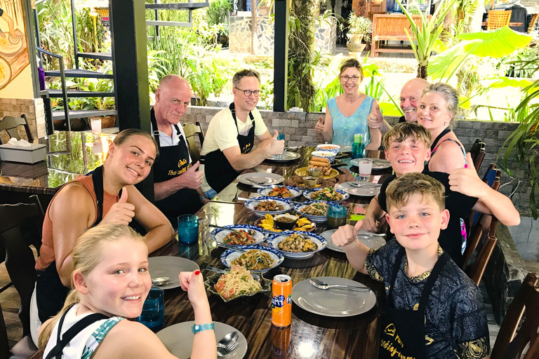 Autentica lezione di cucina tailandese e discesa in zattera di bambùBamboo Rafting | Corso di cucina | Cena