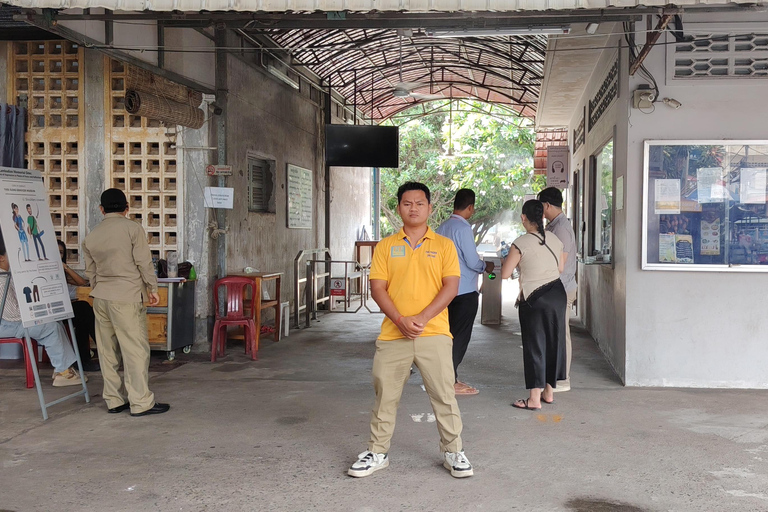 Phnom Penh: Killing Fields & S21 Prison Tour with Pickup