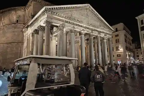 Roma: Tour privato notturno in golf cart