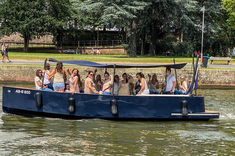 法兰克福：私人游船之旅，欣赏天际线美景，最多可容纳18人。法兰克福：私人游船之旅，可欣赏天际线美景，最多可容纳18位客人。