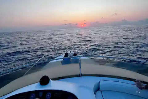 Yachttour bei Sonnenuntergang mit Essen und Weinverkostung.