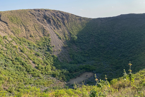 Arusha: Spaziergang zur goldenen Stunde &amp; Sonnenuntergang mit Blick auf den Mount MeruArusha: Spaziergang zur goldenen Stunde &amp; Sonnenuntergang vom Aussichtspunkt über dem Mount M