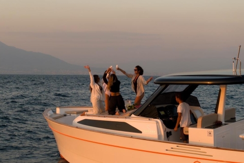 Sorrento: privétour naar Capri op een Gozzo-boot uit 2023Capri privétour vanuit Sorrento door _ NIEUW Gozzo 35ft | 2023