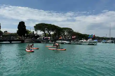 Peschiera del Garda experience in Sup: Sightseeing tour on Lake Garda
