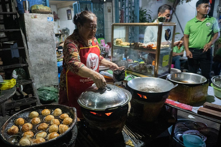 Phnom Penh: Walking Tour, Food Tour & Sunset Cruise