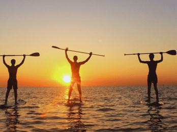Sonnenaufgang Paddelsurfen auf Menorca