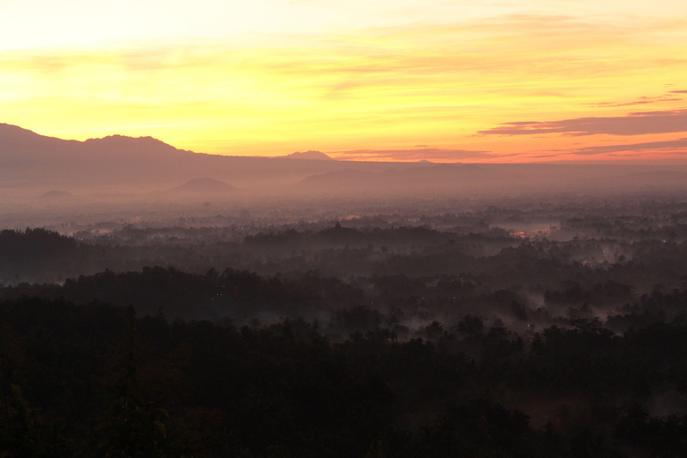 yogyakarta: Amanecer de Borobudur, volcán Merapi y Prambanan