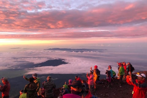 Mt Fuji 2-Day Hiking Tour With Onsen Experience From Tokyo - 2026