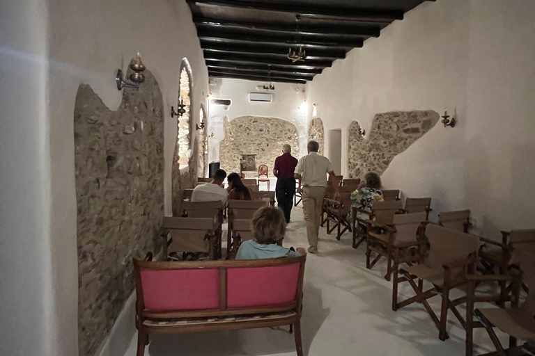 Visite d&#039;un manoir du XVe siècle - Bouteille de vin et plateau au coucher du soleil !Visite d&#039;un manoir du XVe siècle - Bouteille de vin et plateau au coucher du soleil.