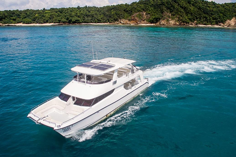 Phuket: James Bond i zatoka Phang Nga luksusowym jachtem o zachodzie słońcaSpotkanie przy molo (opłata za wstęp do parku narodowego wliczona w cenę)