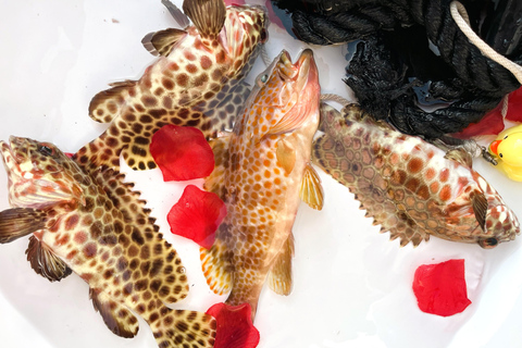 Phuket : excursion en yacht avec déjeuner sur les îles Coral et RachaPhuket : excursion en yacht vers les îles Coral et Racha avec déjeuner