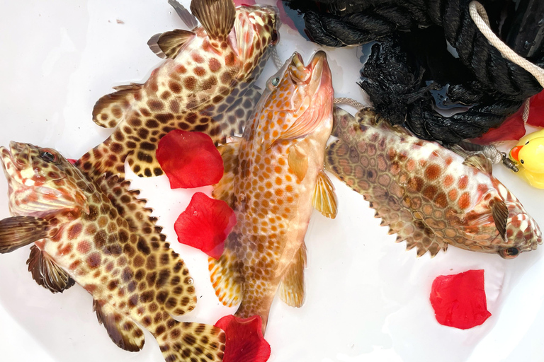 Phuket : excursion en yacht avec déjeuner sur les îles Coral et RachaPhuket : excursion en yacht vers les îles Coral et Racha avec déjeuner