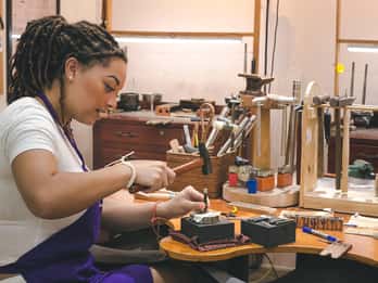 Ho Chi Minh City Vietnam: Laboratorio di creazione di gioielli in argento