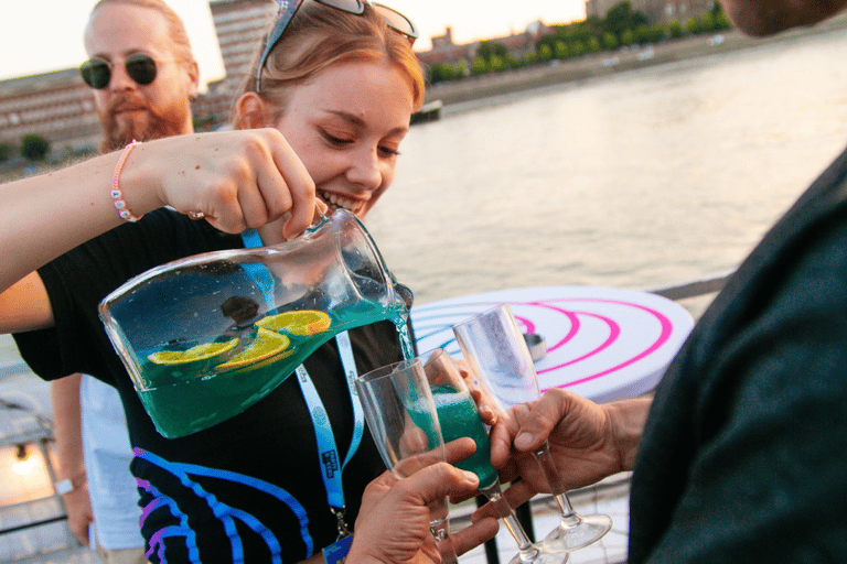 Budapest : Croisière touristique au coucher du soleil avec cocktails illimités