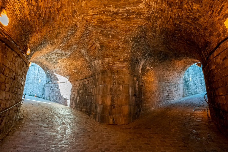 Barcelona: Passeio a pé com o Castelo de Montjuic e teleférico