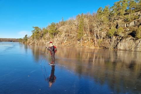 Stoccolma: Pattinaggio nordico per principianti su un lago ghiacciatoStoccolma: pattinaggio nordico su ghiaccio per principianti su un lago ghiacciato