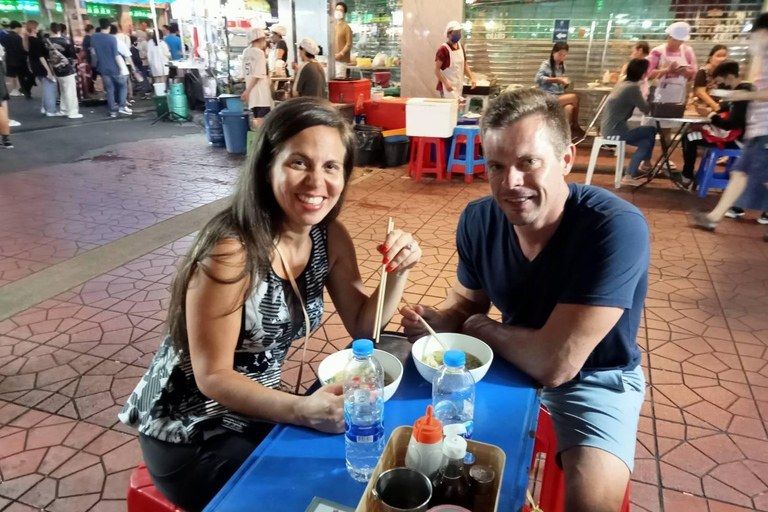 Excursión nocturna en Tuk-Tuk por Bangkok con comida callejera en Chinatown