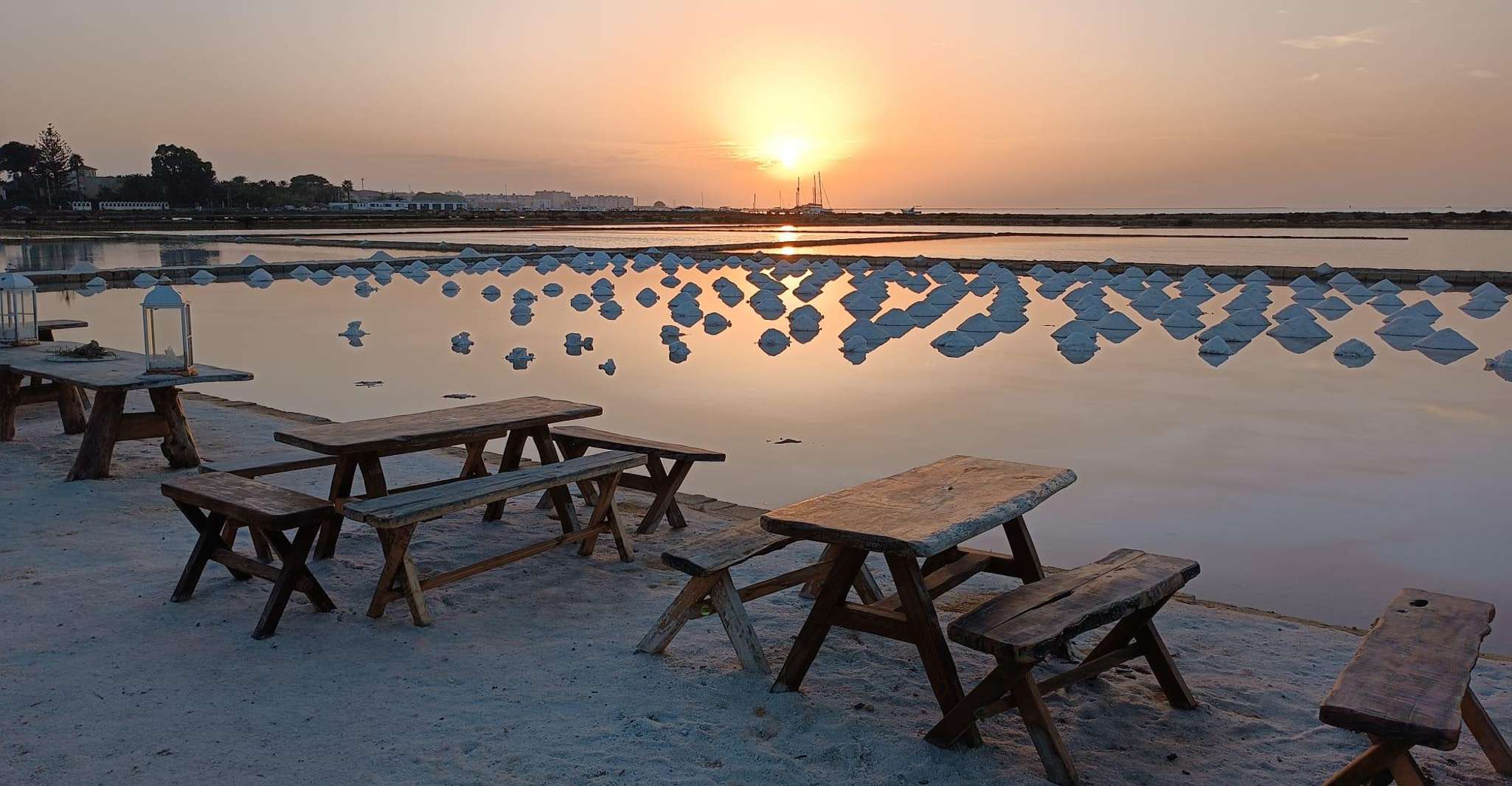Aperitivo en una vieja bañera de sal en Marsala - Hizvo
