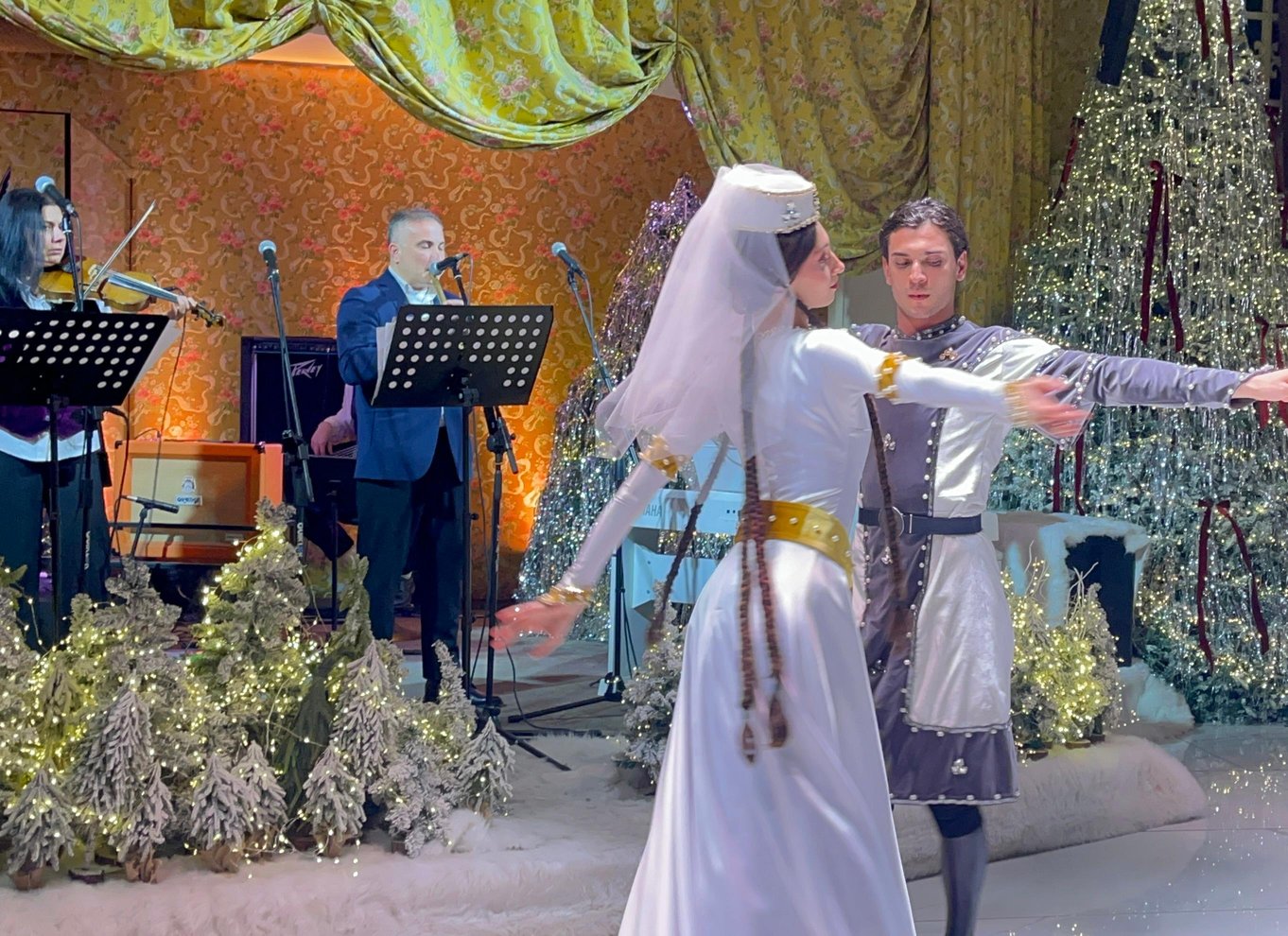Tbilisi: georgisk middag, danseshow og afhentning på hotellet