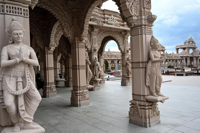 Delhi: tour guiado a pie por el templo Akshardham con un guía localRutas espirituales de Delhi: tour guiado a pie con un guía local
