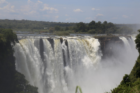 Visite privée des chutes Victoria avec déjeuner et vol en hélicoptère