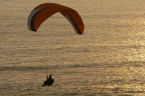 Vol en parapente avec un pilote privé sur la Costa Verde-LimaVol en parapente au-dessus des districts de la Costa Verde - Lima