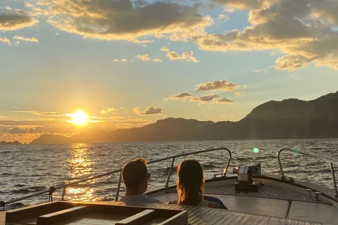 Positano: Tour di gruppo in barca al tramonto in Costiera Amalfitana con Prosecco