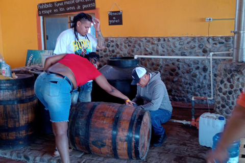 Mazatlan: Mezcal Factory Tour with Tasting and Lunch