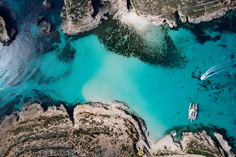 傍晚双体船渡轮巡游至蓝泻湖傍晚双体船巡游蓝泻湖