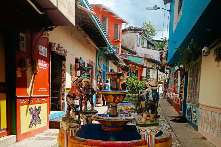 Guatapé Custom Tour, max 7 passengers Guatapé Custom Tour for up to 7 Passengers