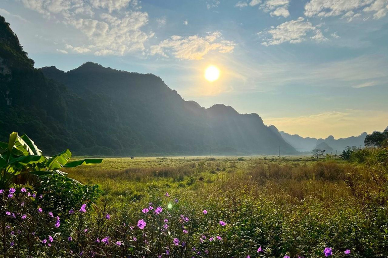 La migliore crociera con pernottamento per visitare la baia di Lan Ha, il villaggio di Viet Hai