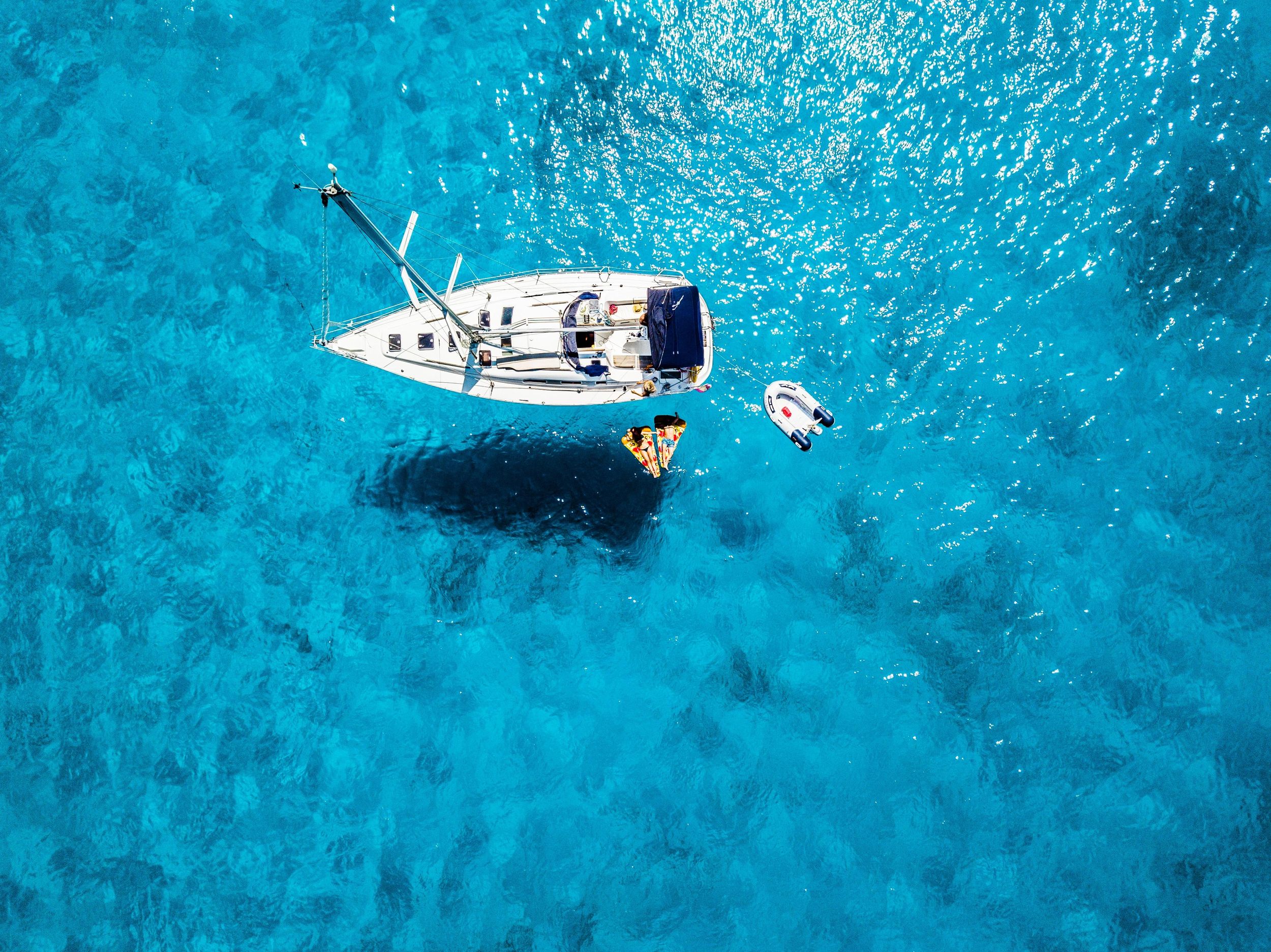 Milos: Ganztagestour mit Segelboot nach Kleftiko Poliegos mit Mittagessen