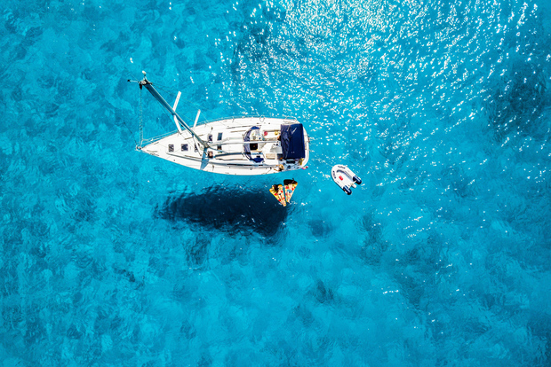 Milos: tour di un giorno in barca a vela con pranzo incluso alla scoperta di Kleftiko Poliegos